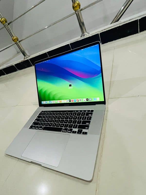 MacBook Pro 2019  16 inch  16 GB Ram 512 GB SSD Core i7 7