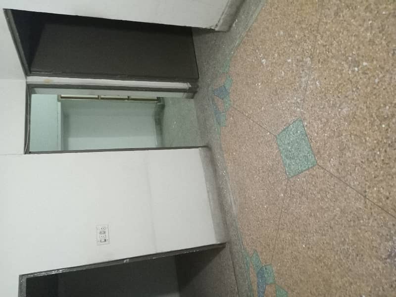 10 MARLA UPPER PORTION FOR RENT IN KASHMIR BLOCK ALLAMA IQBAL TOWN LAHORE 16