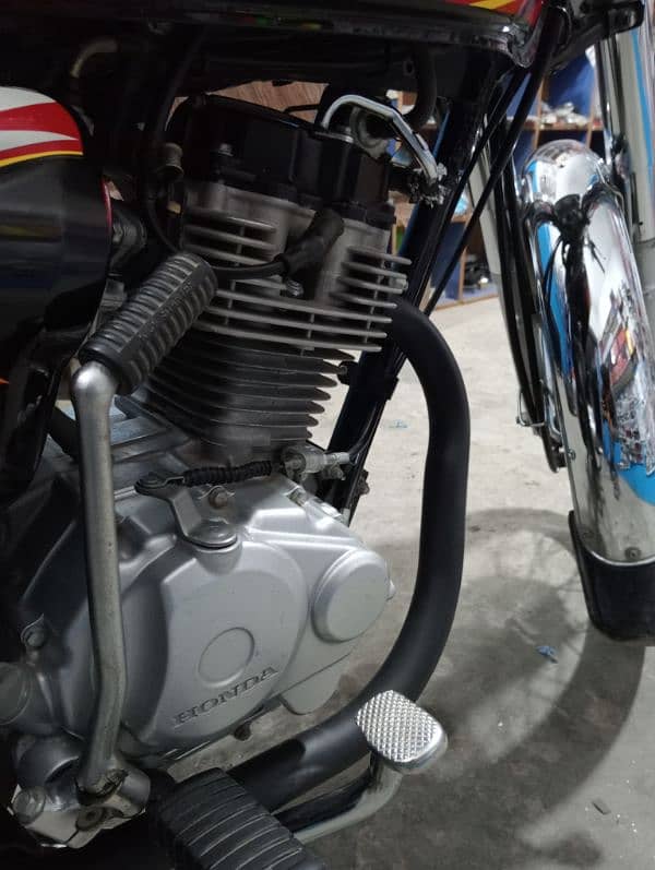 Honda 125 bike condition pic ma dhk sakty ha single hand use hui ha 3