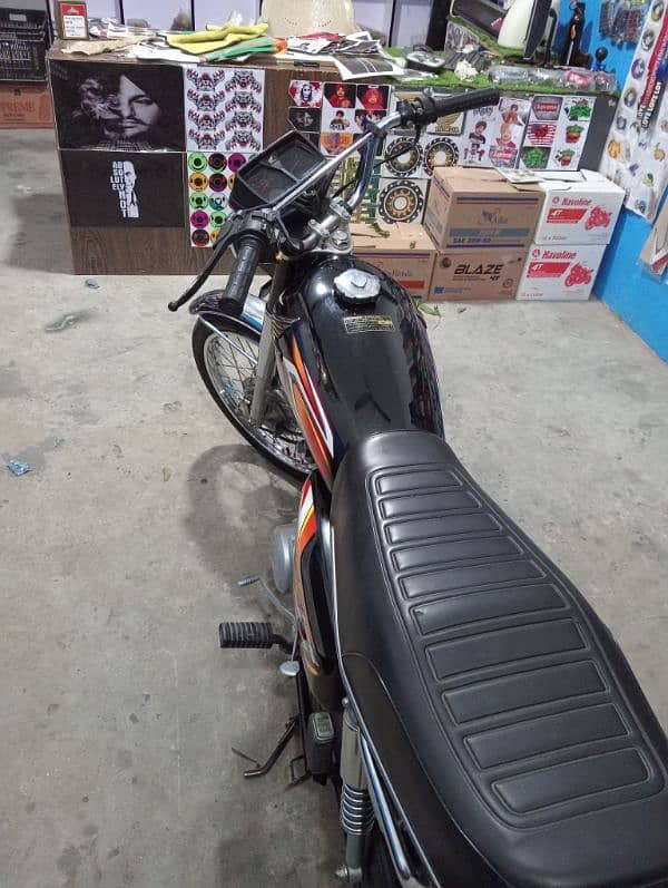 Honda 125 bike condition pic ma dhk sakty ha single hand use hui ha 6