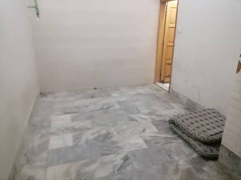 Prime Location In Sunehri Masjid Road 100 Square Feet Room For Rent 14