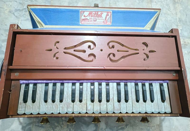 Antique Harmonium 0