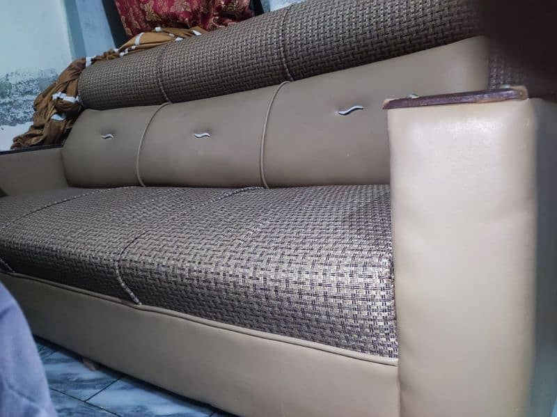 sofa set with New table  sofa urgent sell use NAHI hwa . 0