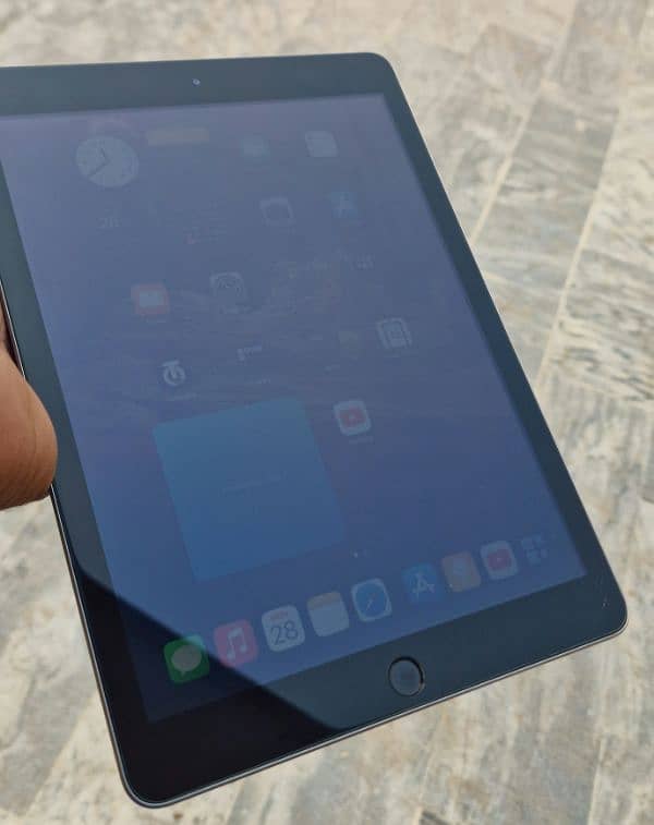 IPAD 5TH GENERATION 32GB 1