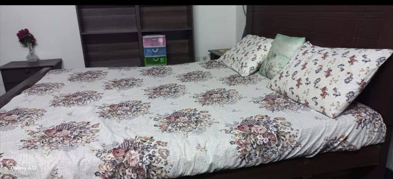 Queen bed, need of urgent sale 4