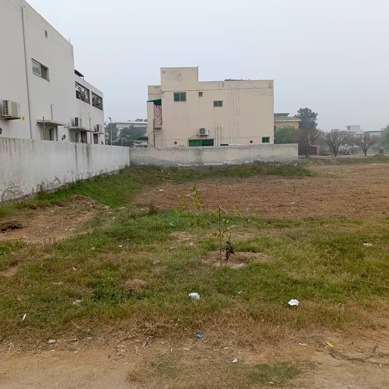 1 KANAL PLOT FOR SALE DHA PHASE 7 HOT LOCATION NEAR MCDOLND AND PARK 0