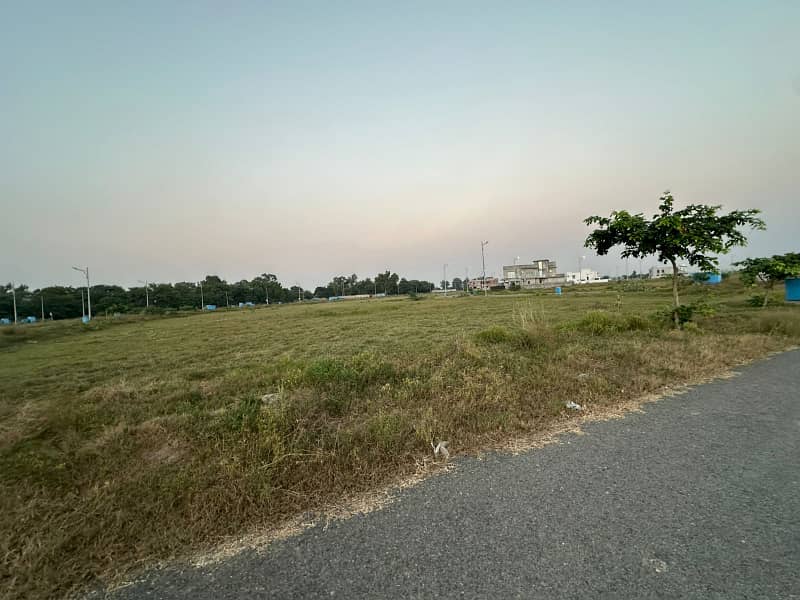 1 KANAL PLOT FOR SALE DHA PHASE 7 HOT LOCATION NEAR MCDOLND AND PARK 1