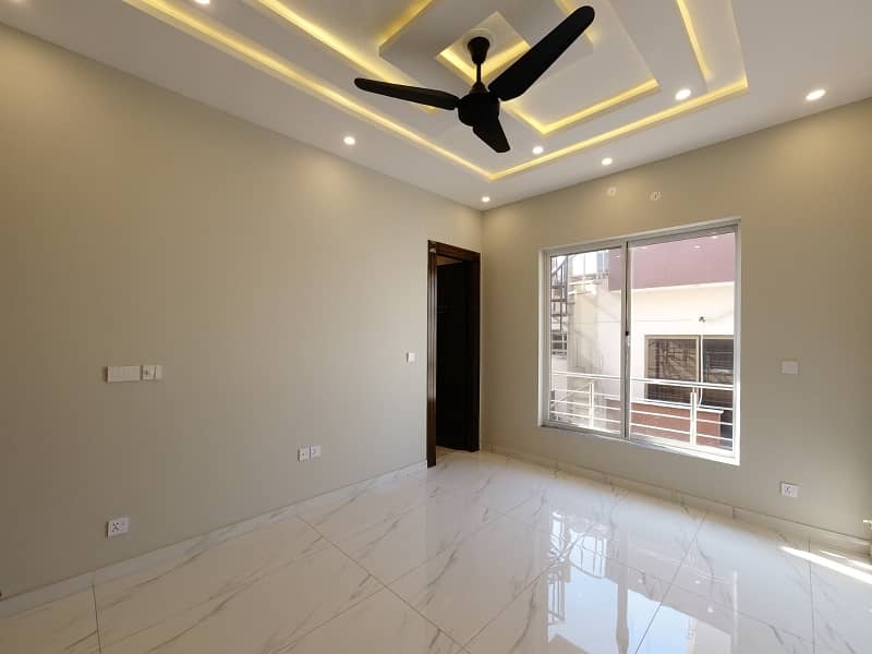 ONE KANAL USED HOUSE FULLY RENOVATED FOR SALE IN PRIME LOCATION OF BAHRIA TOWN 7