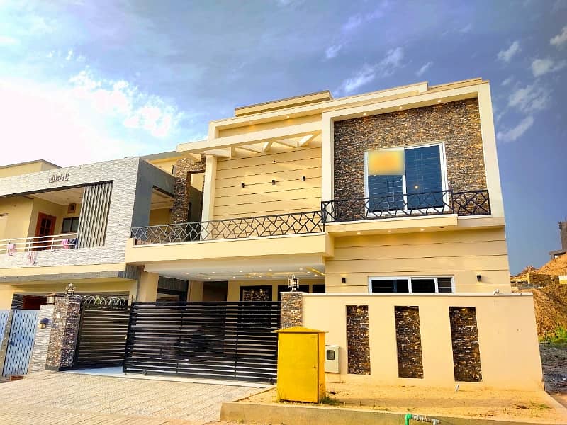 10 Marla Slightly Used Brand New Condition House For Sale 0