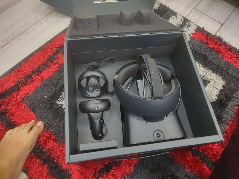 Oculus rift S (pc powered vr headset) 4