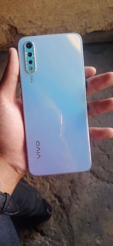 vivi s1 condition 10\9 4GB Ram 128GB Rom box with original charger 0