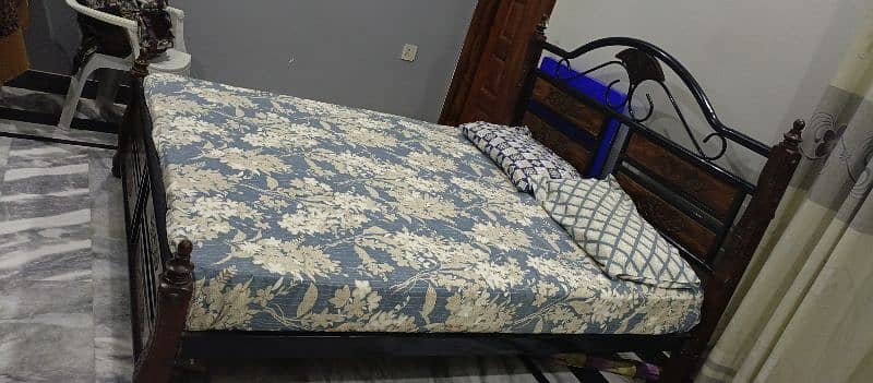 iron bed used but like new condition 10out of 10 4