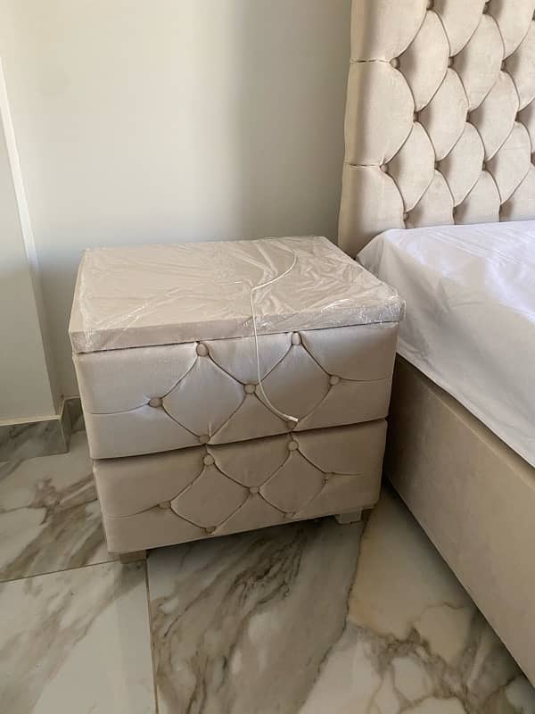 BRAND new bed set with 2 side tables 0