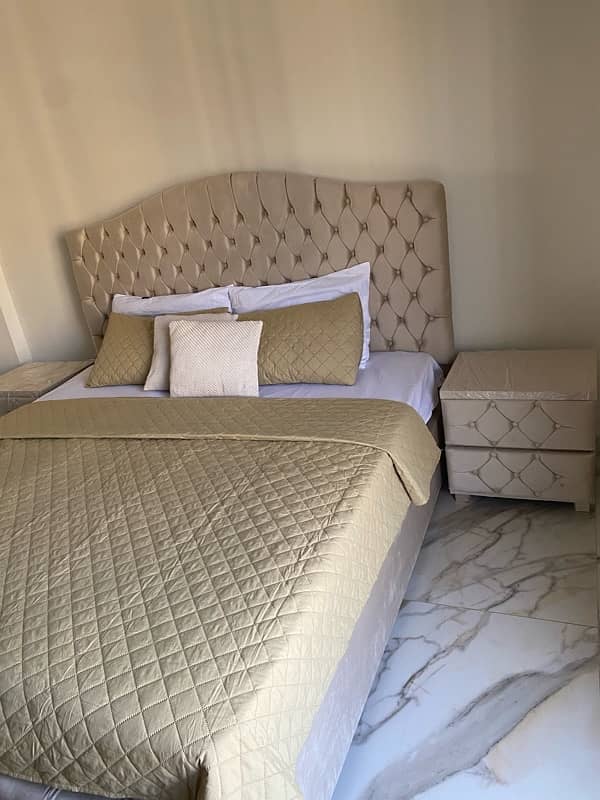 BRAND new bed set with 2 side tables 6