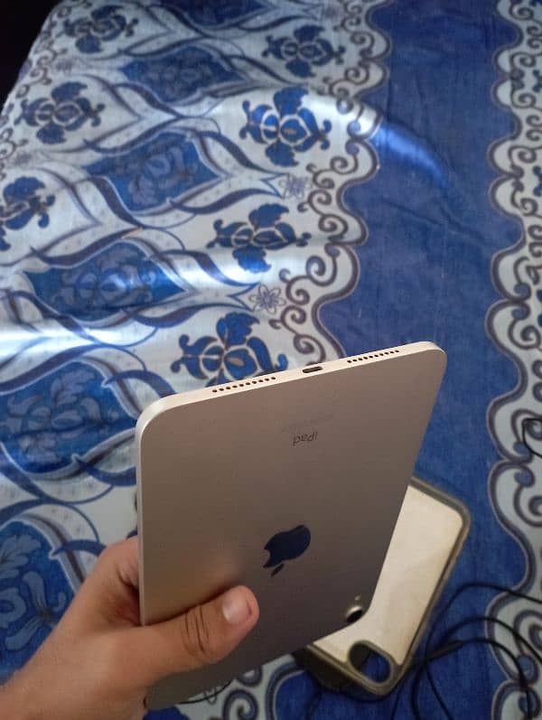 iPad mini 6 for sell 64 GB ha full ok 10.10 itna uooz nhi Hoya ha 5