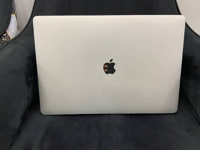 **MacBook Air 2019 8GB RAM 256GB SSD Laptop with Retina Display** 0