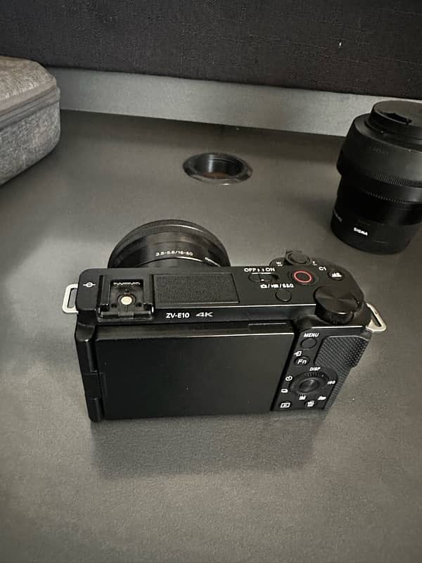 sony zv e 1.4k with sigma 30mm 1.4 condition 10/10 4