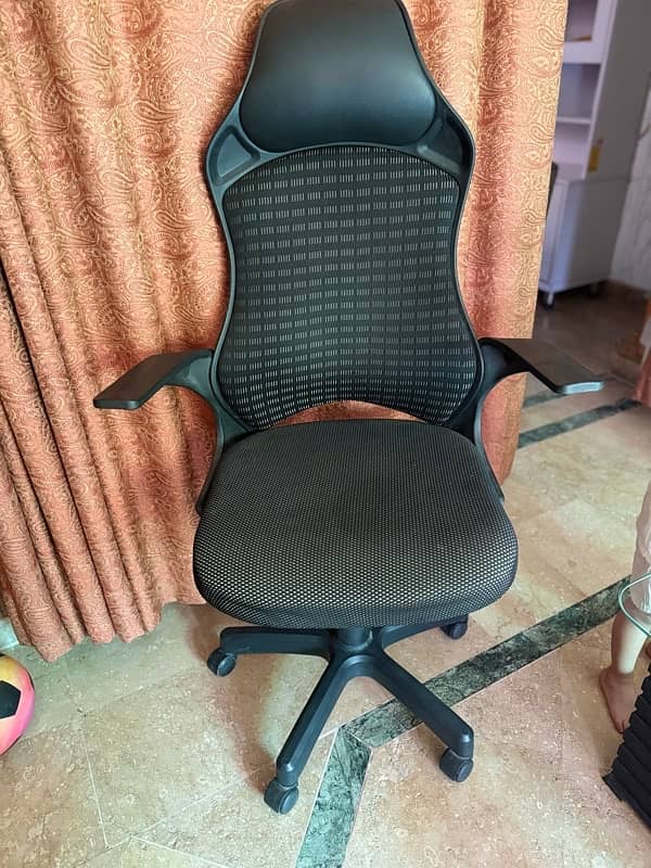 computer chair available in good condition 1