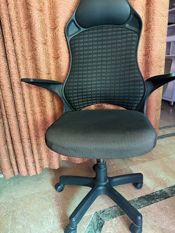 computer chair available in good condition 2