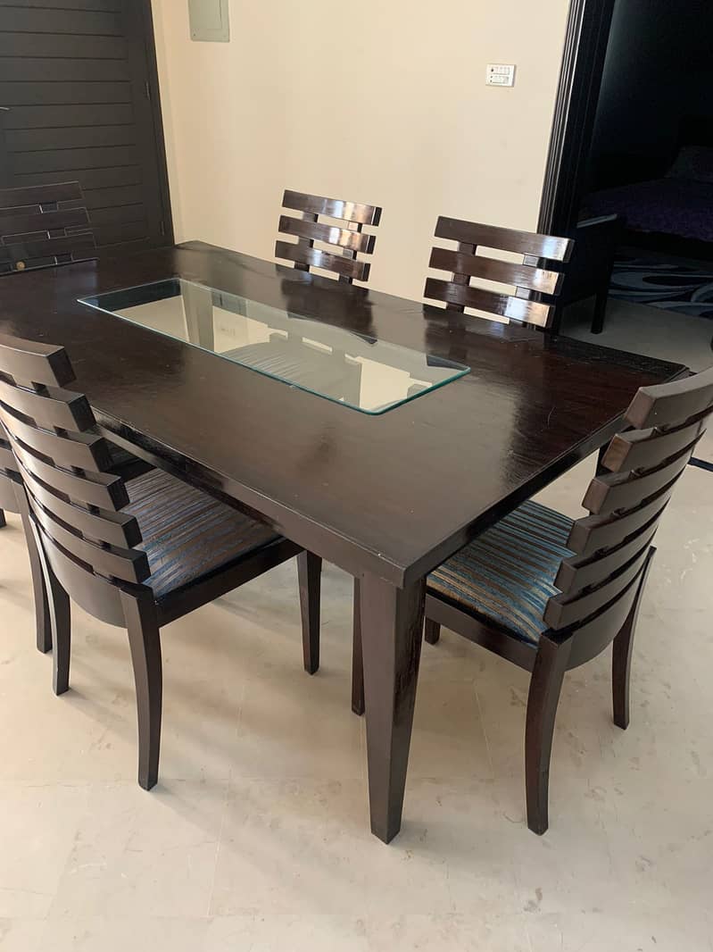 Dining table almost brand new 1