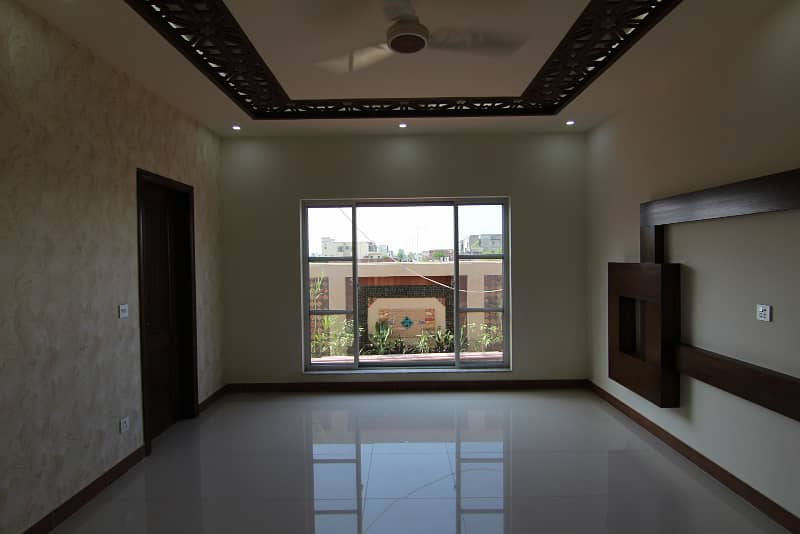 10 marla beautifull house available for sale in dha phase 8 lahore 10