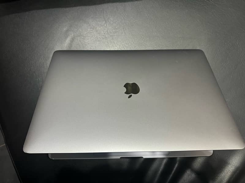 mac book pro 2017 15.4 inch 3