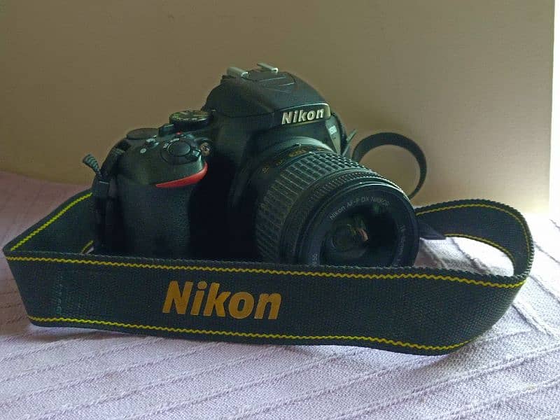 Nikon D3500 with accessories 0