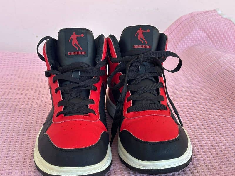 "Red & Black High-Top Shoes - Perfect for Casual and Formal Wear" 1