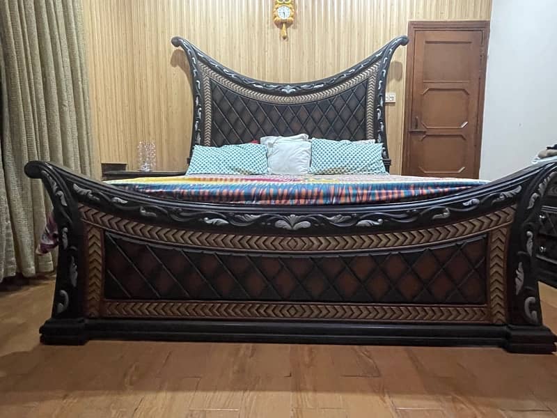 Almost brand New King Bed Set With Big Dressing Table + 2 Side Tables 1