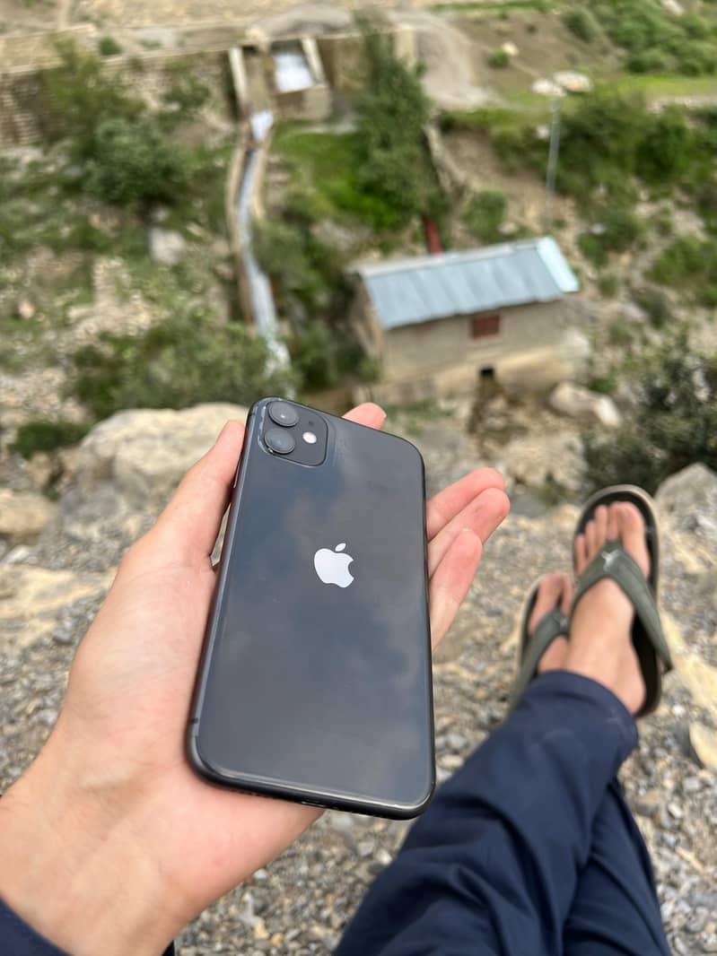 iphone 11JV  64 Gb battery health 86 black colour in peshawar 2