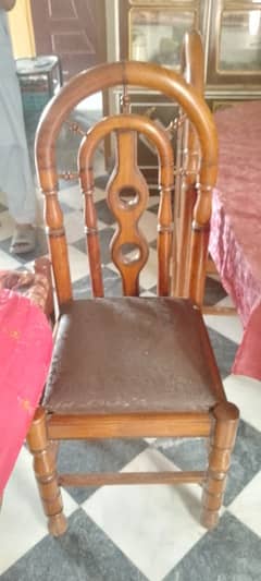 dining table with four chairs in a very good condition look like new