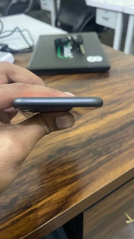 iPhone 11 64gb Non PTA 4