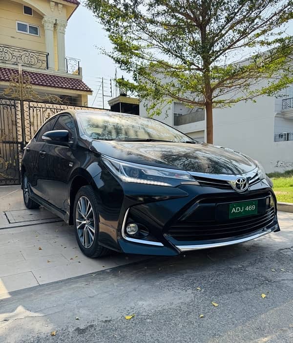 Toyota Corolla Grande X - Black with Black (2021) 2