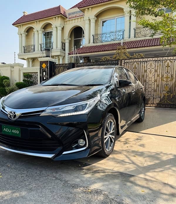 Toyota Corolla Grande X - Black with Black (2021) 3