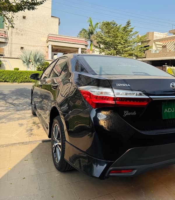 Toyota Corolla Grande X - Black with Black (2021) 4