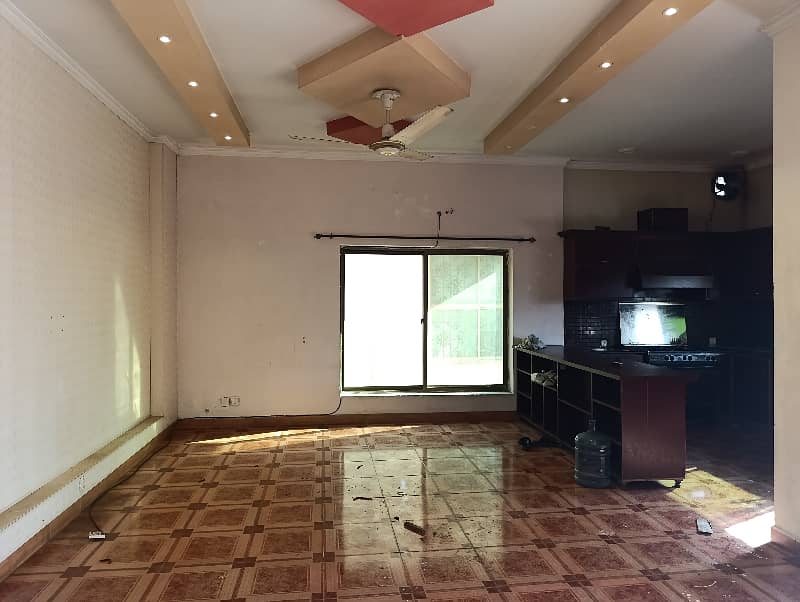 Kanal upper portion 3 bedrooms separate gate In Dha Phase 8 Ex Air Avenue 3