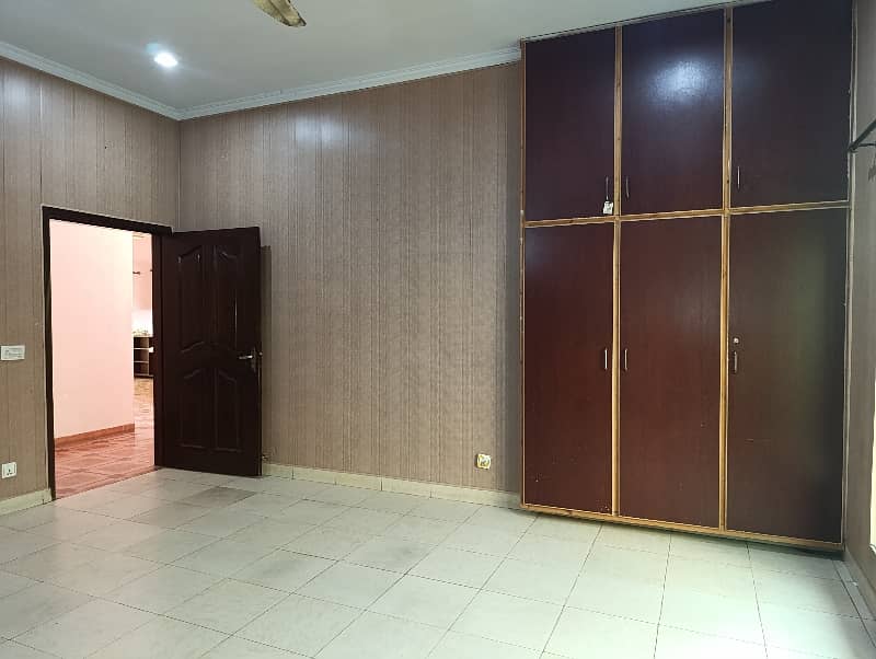 Kanal upper portion 3 bedrooms separate gate In Dha Phase 8 Ex Air Avenue 4