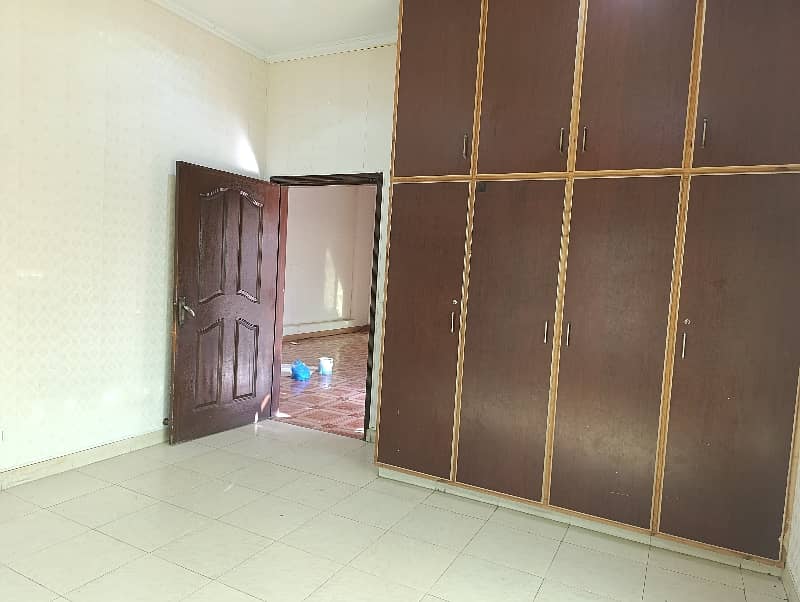 Kanal upper portion 3 bedrooms separate gate In Dha Phase 8 Ex Air Avenue 10