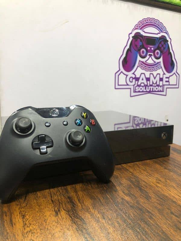 Xbox one x 1tb 2 controller 1