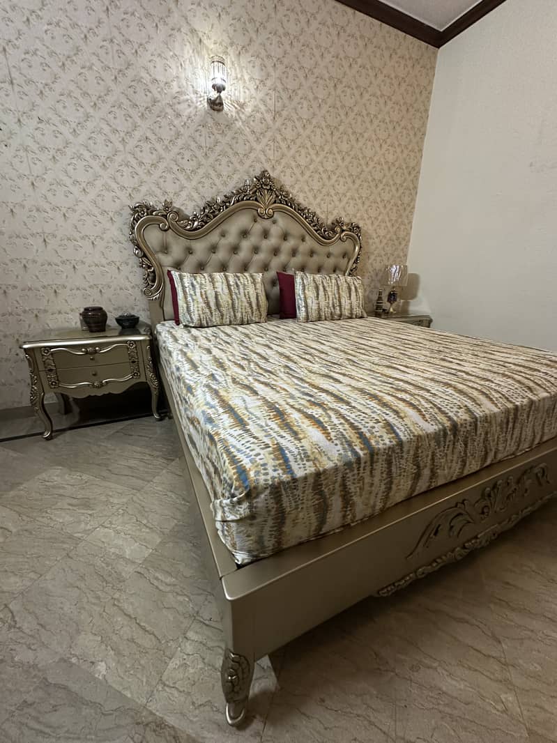 Exquisite King-Size Bed Set with 2 Side Drawers and Dressing Table 2