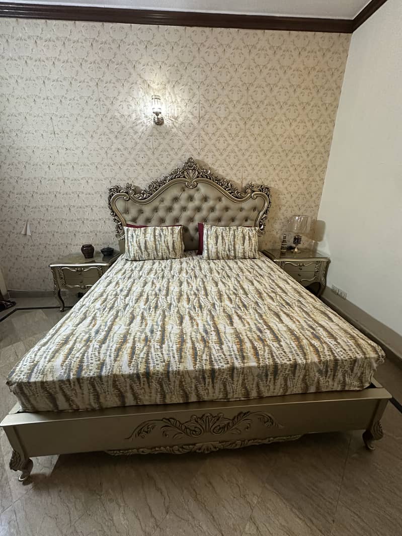 Exquisite King-Size Bed Set with 2 Side Drawers and Dressing Table 7