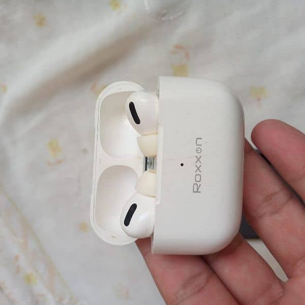 Samsung A30s plus airpods 11