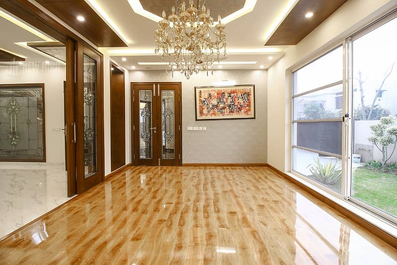 KANAL EYE CATCHING SUPERB LUXURY BUNGALOW FOR SALE 9