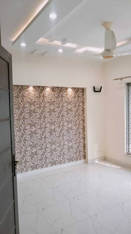 5 Marla Luxury House Available For Sale In EE Block Bahria Town Lahore 1