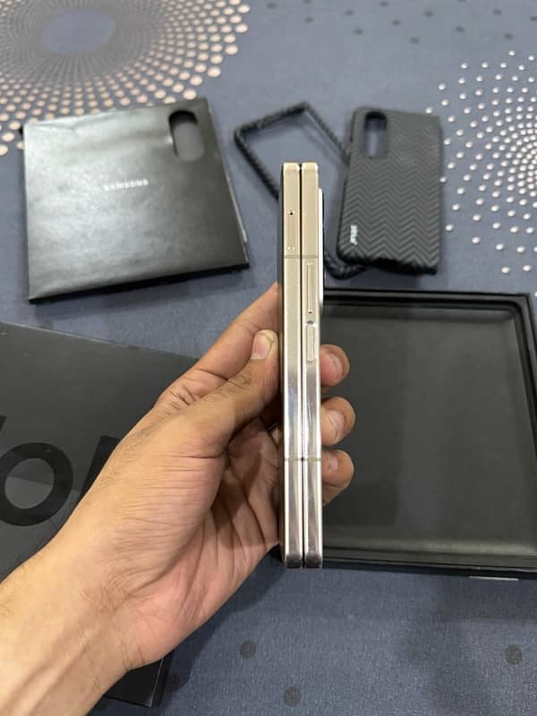 Samsung Galaxy Z Fold 4 4