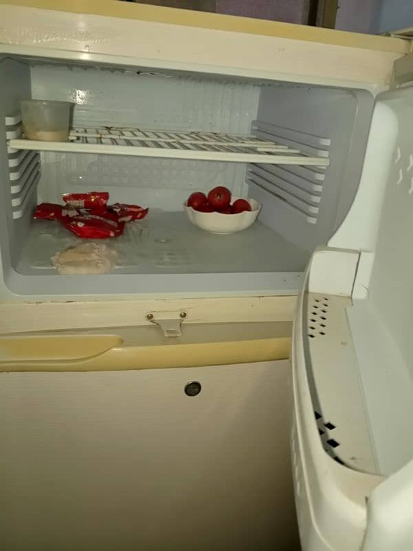 urgent sale all parts 10 /10 medium fridge 2