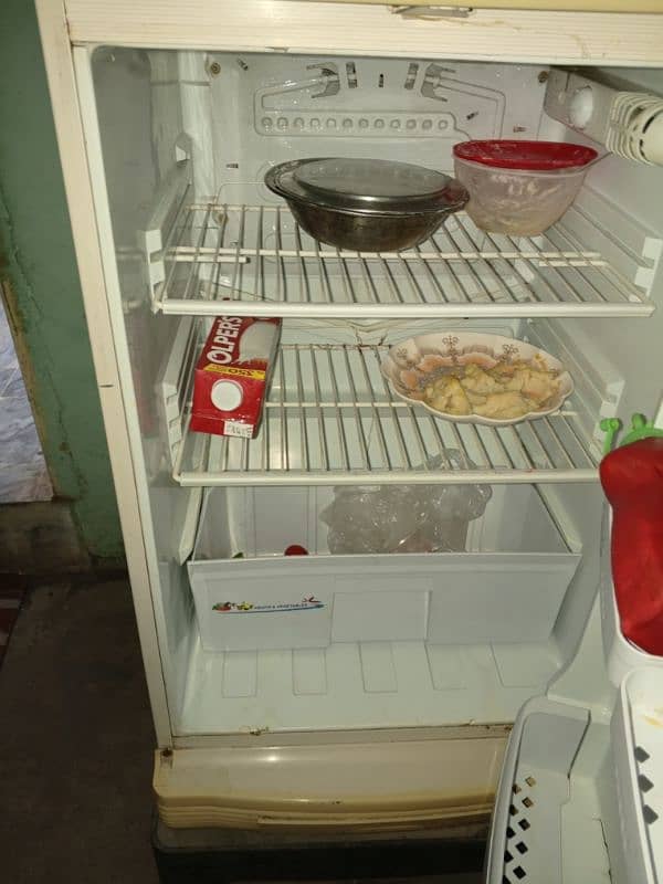 urgent sale all parts 10 /10 medium fridge 4