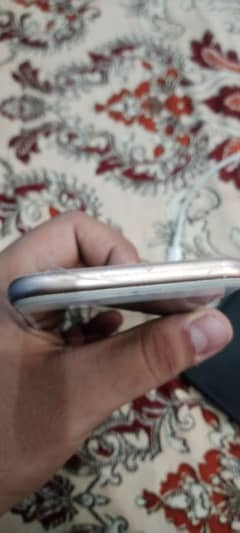 iphone 8 non pta 64 GB bayy pass back broken hai bs baki Sab ok hai 0