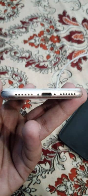 iphone 8 non pta 64 GB bayy pass back broken hai bs baki Sab ok hai 2