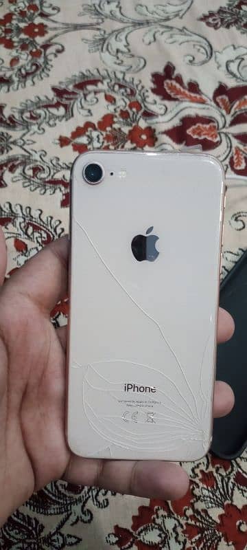 iphone 8 non pta 64 GB bayy pass back broken hai bs baki Sab ok hai 6